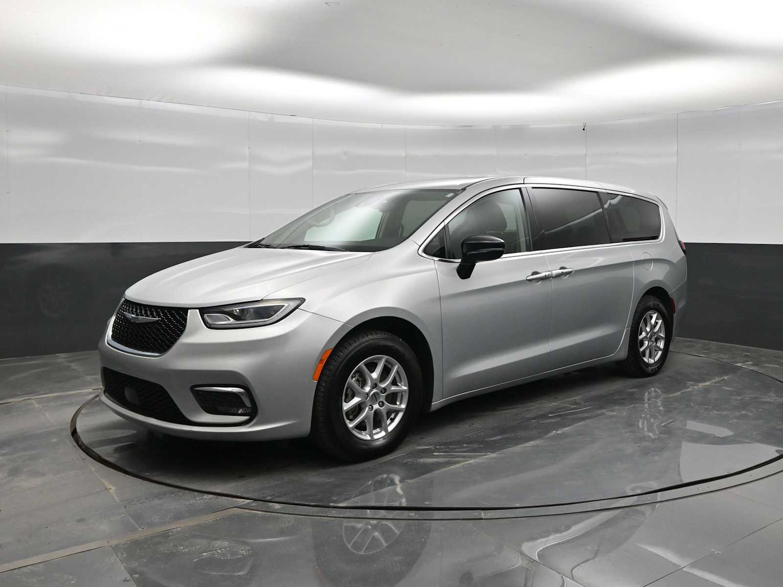 Used 2024 Chrysler Pacifica Touring-L FWD image 4
