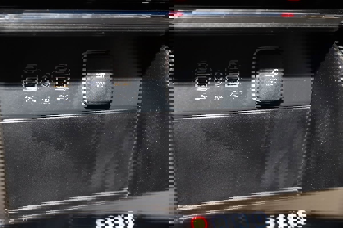 Used 2023 Jeep Grand Cherokee Laredo X image 24