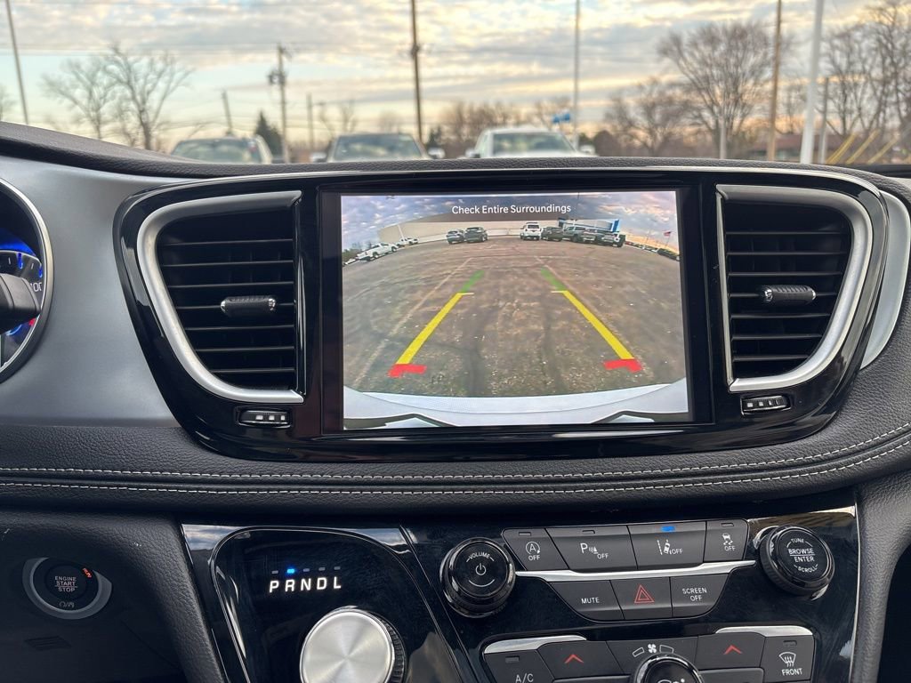 Used 2025 Chrysler Pacifica Limited image 49