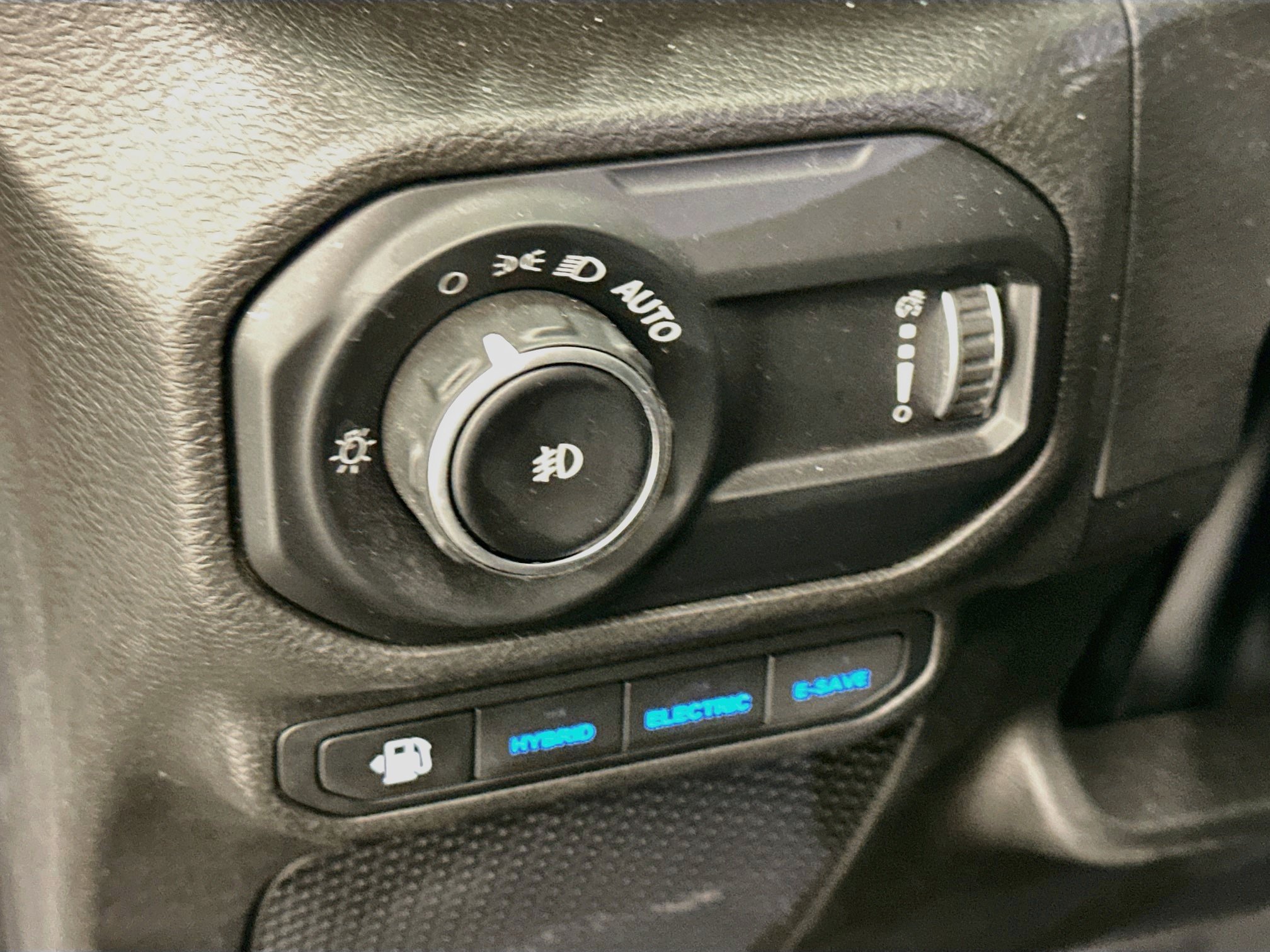 Used 2023 Jeep Wrangler Unlimited Sahara AWD/4WD image 17