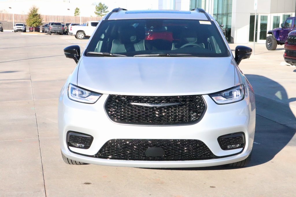 New 2026 Chrysler Pacifica Limited w/ Uconnect Theater Family Group image 10