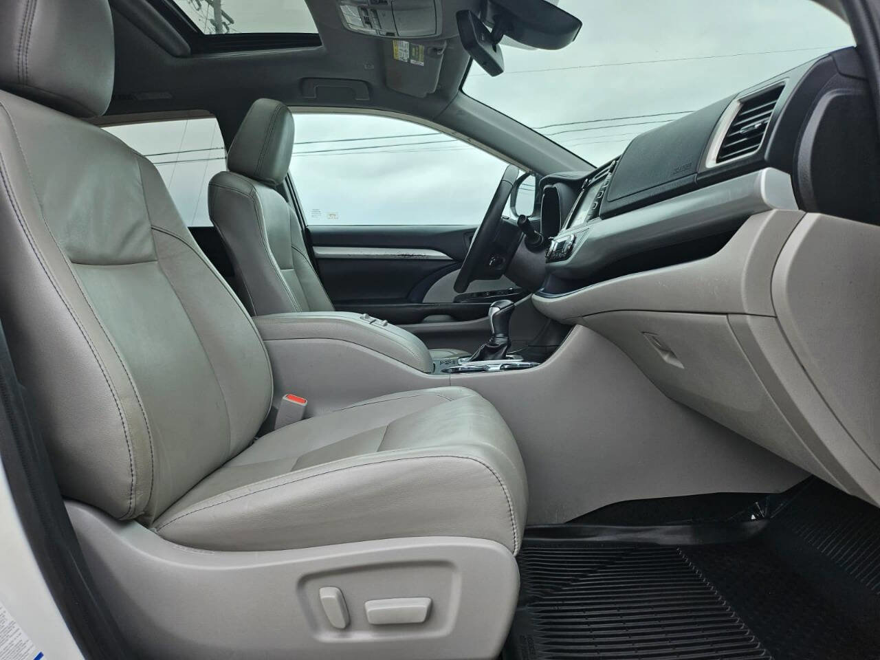 Used 2019 Toyota Highlander XLE image 14