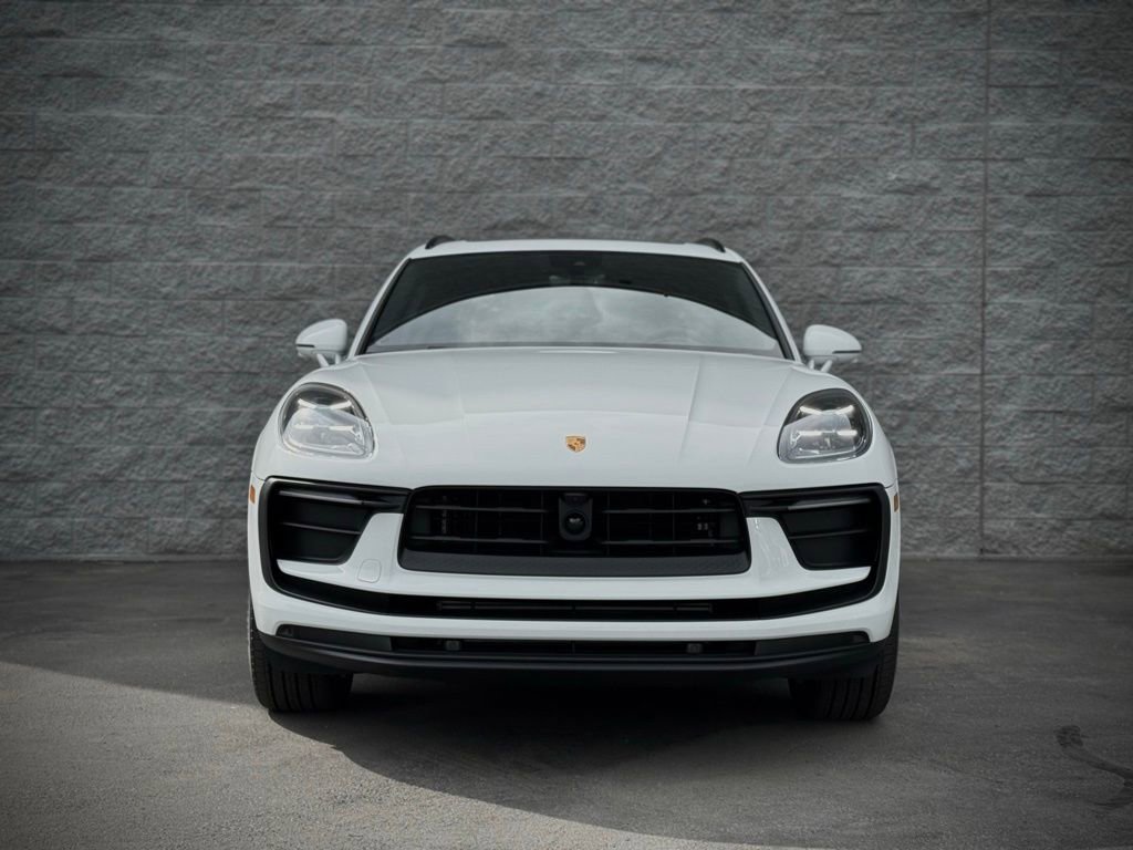 Certified 2025 Porsche Macan image 8