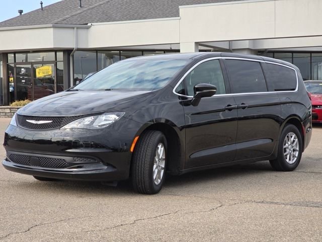 Used 2025 Chrysler Voyager LX image 20