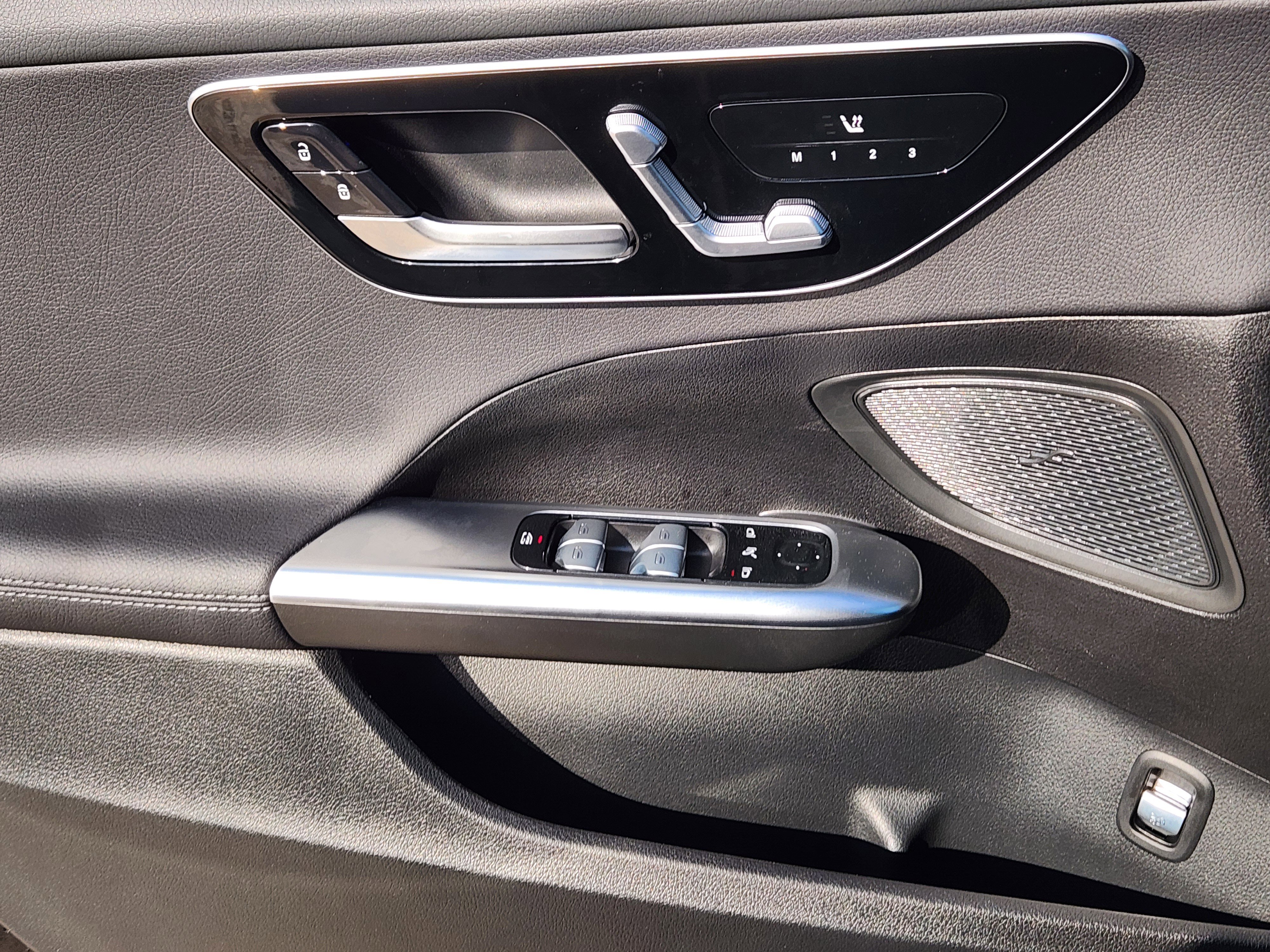 Used 2025 Mercedes-Benz C 300 Sedan image 23