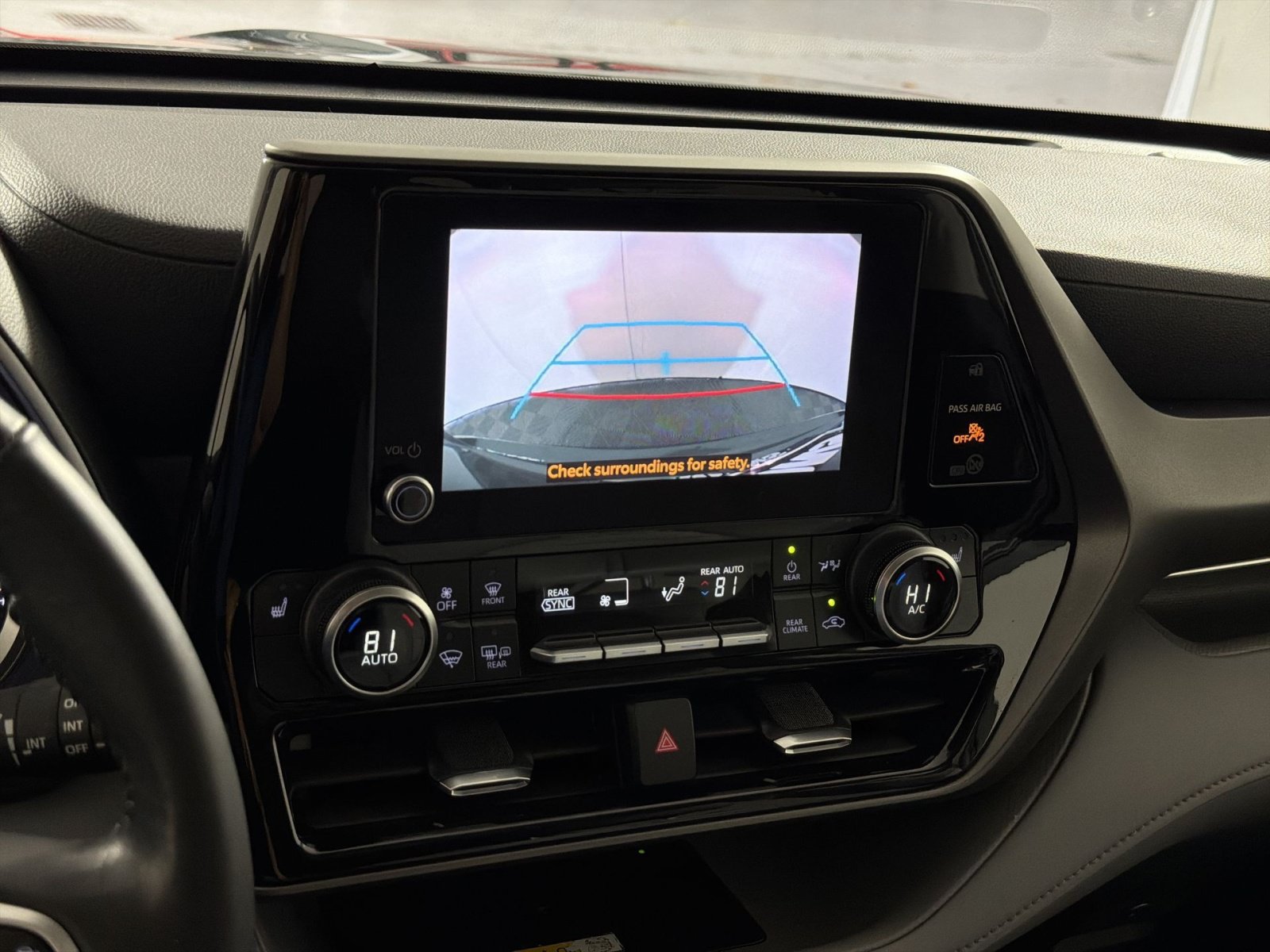 Used 2024 Toyota Highlander XLE AWD/4WD image 19