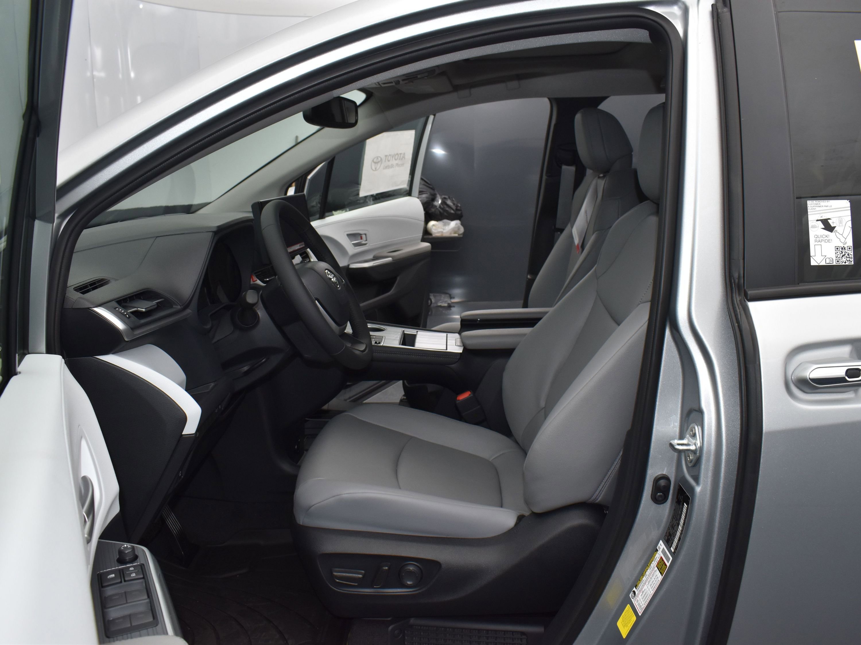 Used 2025 Toyota Sienna XLE FWD image 12