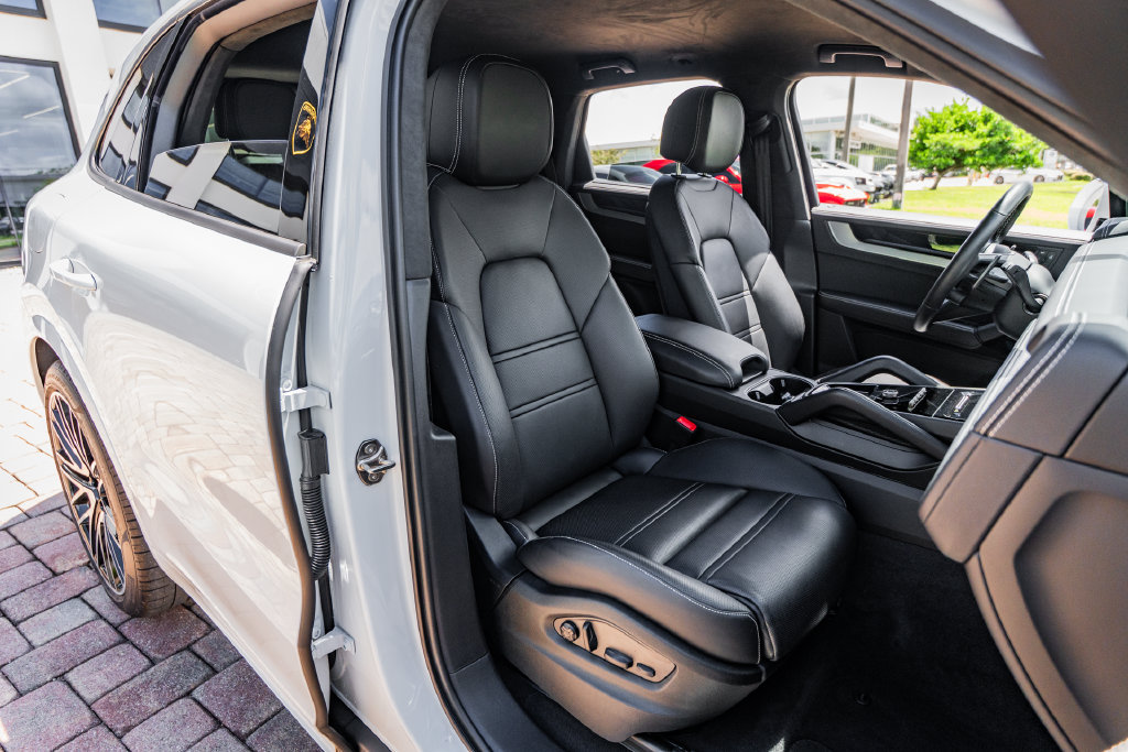 Used 2025 Porsche Cayenne Turbo AWD/4WD image 32