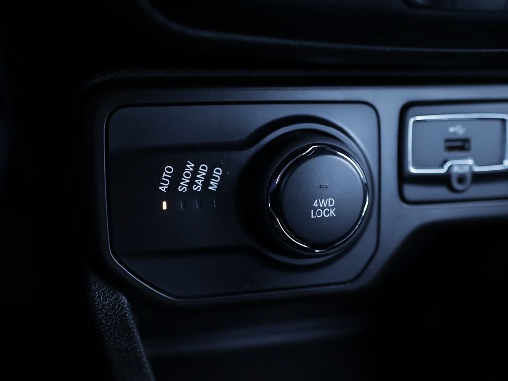 Used 2020 Jeep Renegade Latitude w/ Cold Weather Group AWD/4WD image 18