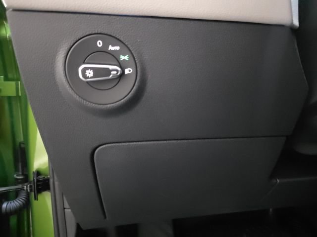 Certified 2025 Volkswagen Taos SEL w/ Black Wheel Plus Package image 18