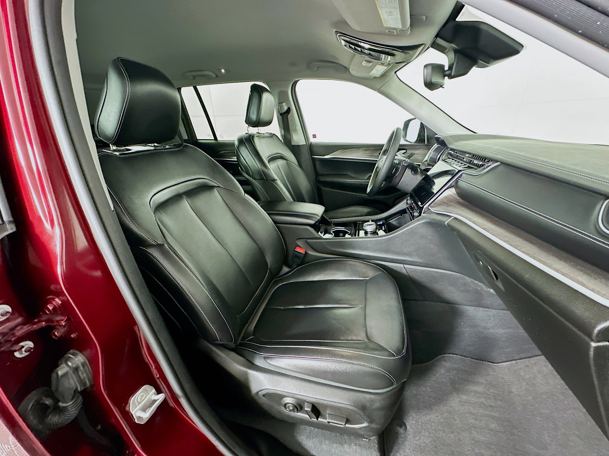 Used 2023 Jeep Grand Cherokee Limited image 31