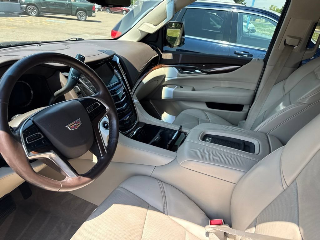 Used 2017 Cadillac Escalade Luxury AWD/4WD image 7