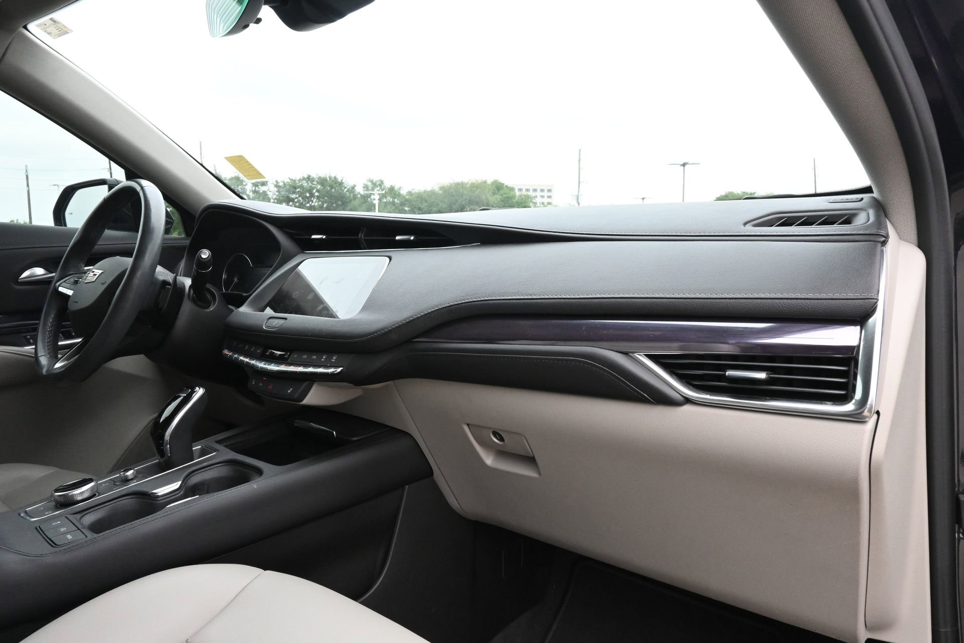 Used 2023 Cadillac XT4 Luxury w/ Cold Weather Package FWD image 25