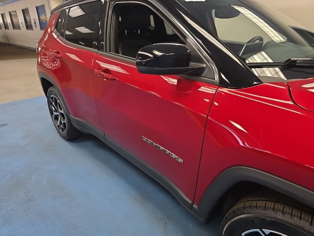 Used 2025 Jeep Compass Limited AWD/4WD image 3