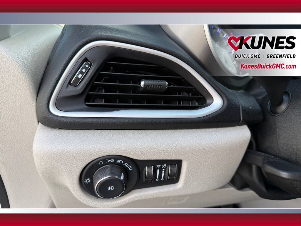 Used 2024 Chrysler Pacifica Touring-L FWD image 18