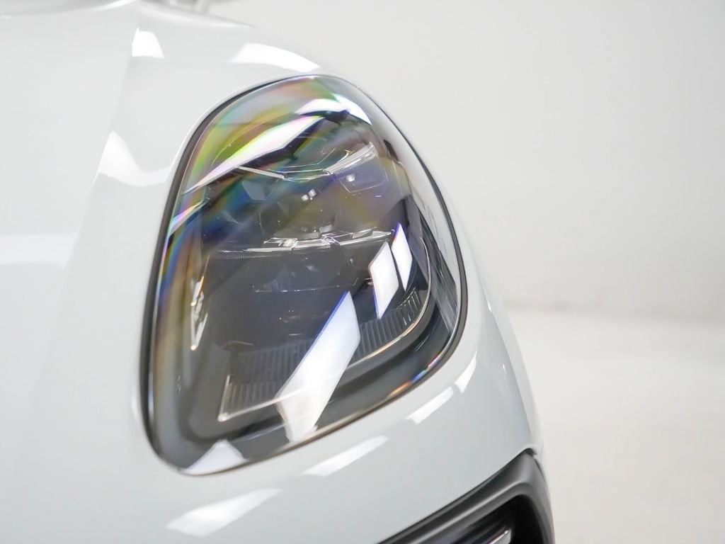 Certified 2026 Porsche Macan AWD/4WD image 6