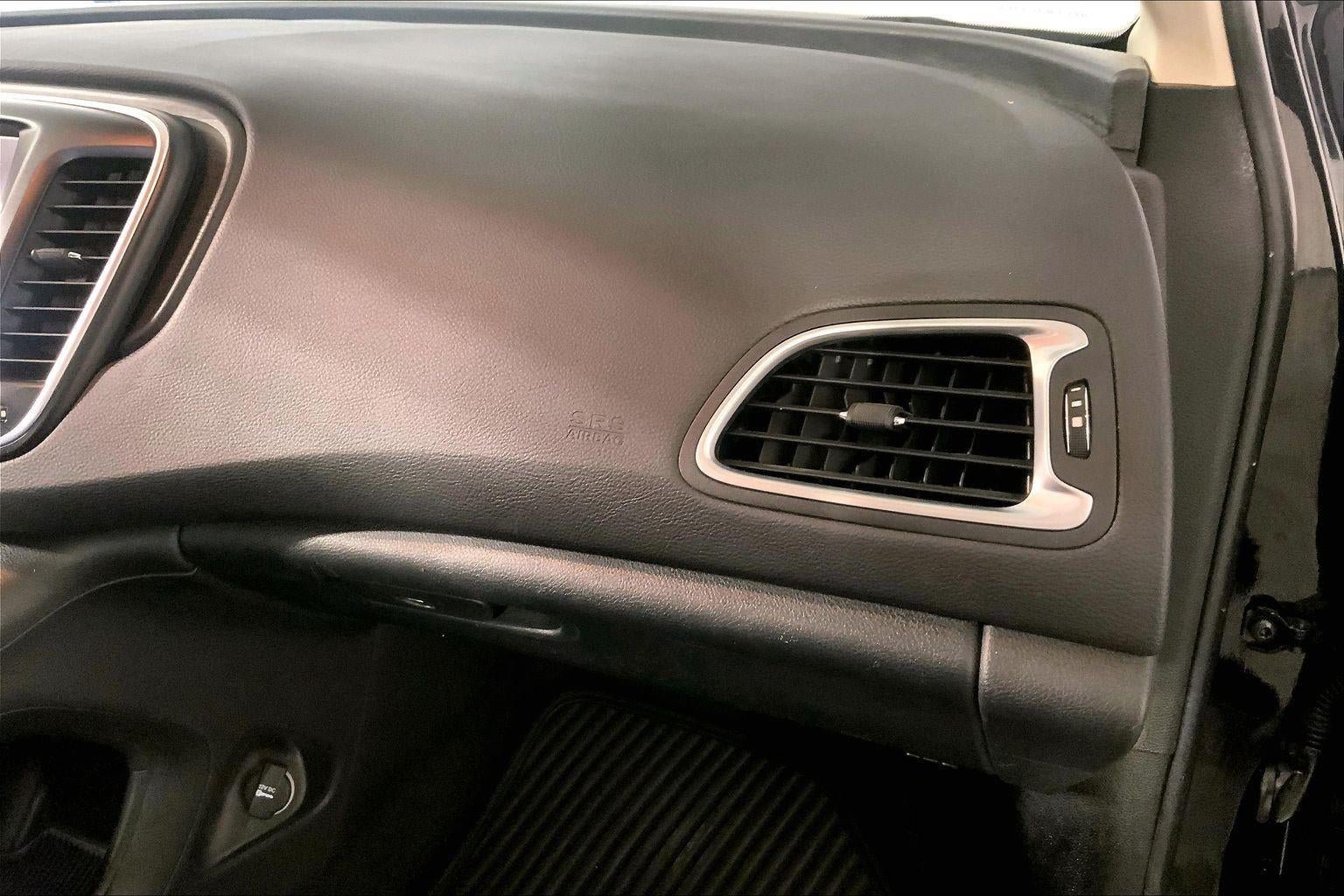 Used 2017 Chrysler 200 Limited Platinum w/ Mopar Interior Package FWD image 16