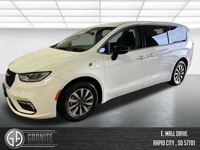 Used 2024 Chrysler Pacifica Select image 1