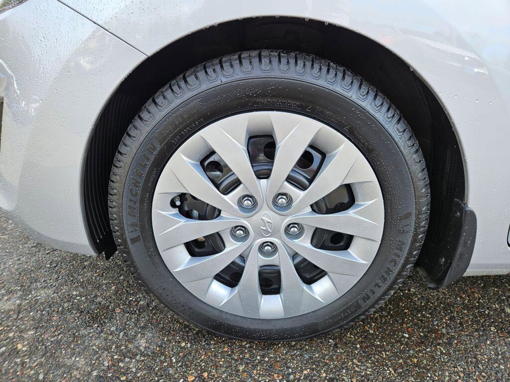 Used 2017 Hyundai Elantra GT image 8