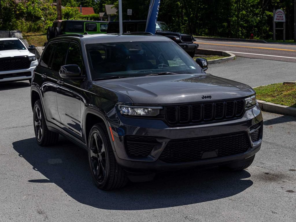 Used 2024 Jeep Grand Cherokee Altitude AWD/4WD image 3