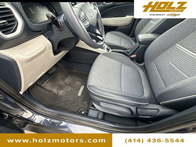 Used 2025 Hyundai Venue Limited image 34