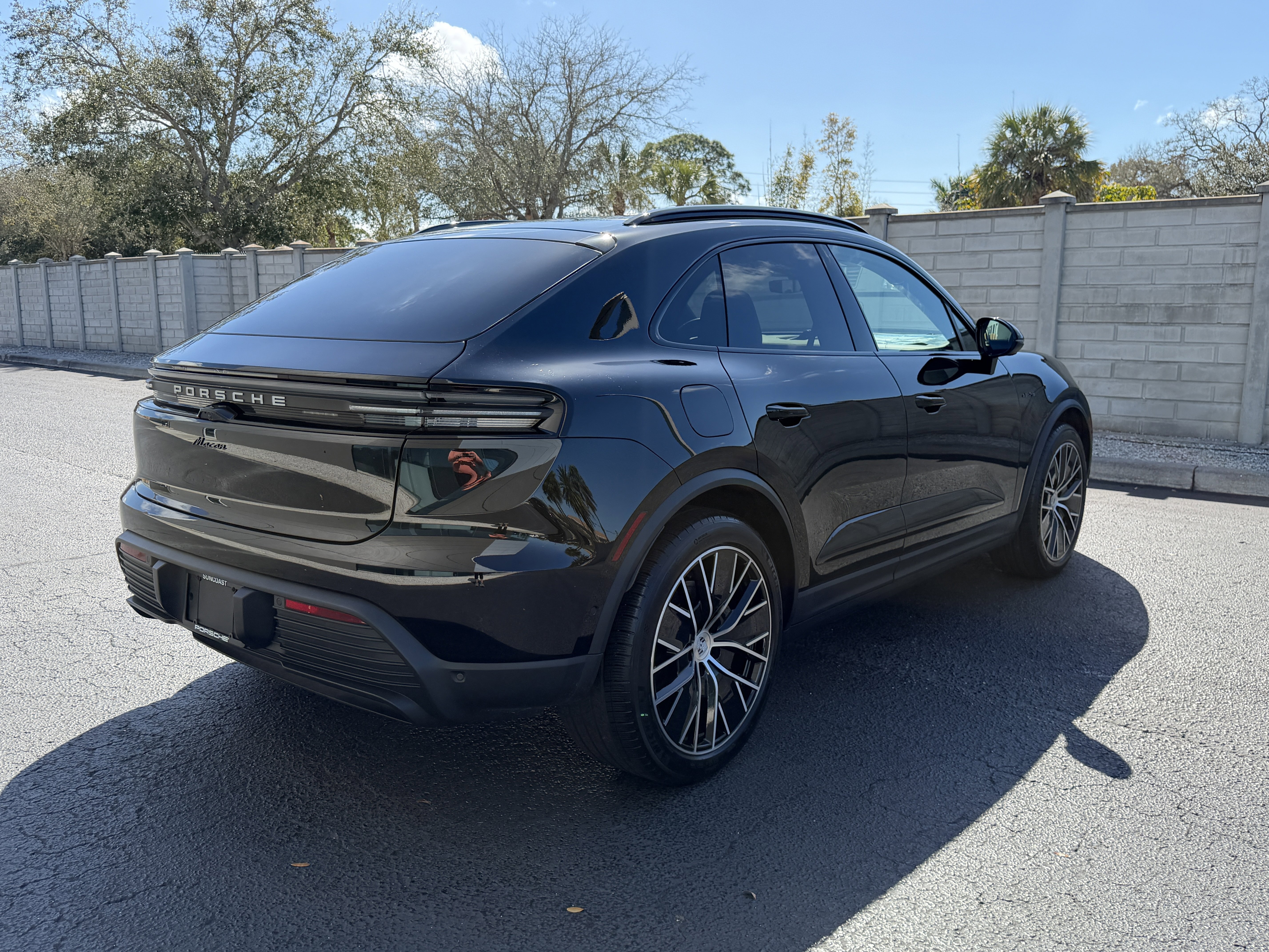 Certified 2025 Porsche Macan Electric image 6