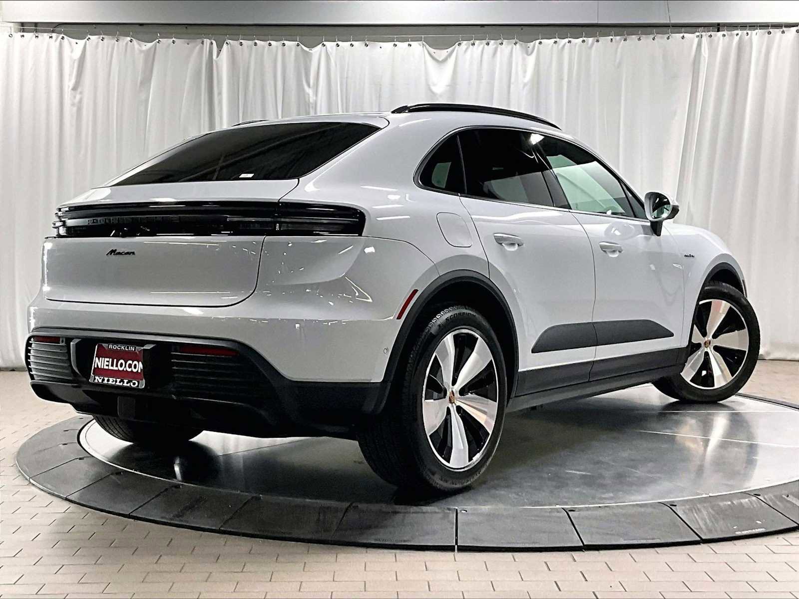 Used 2025 Porsche Macan Electric RWD image 9