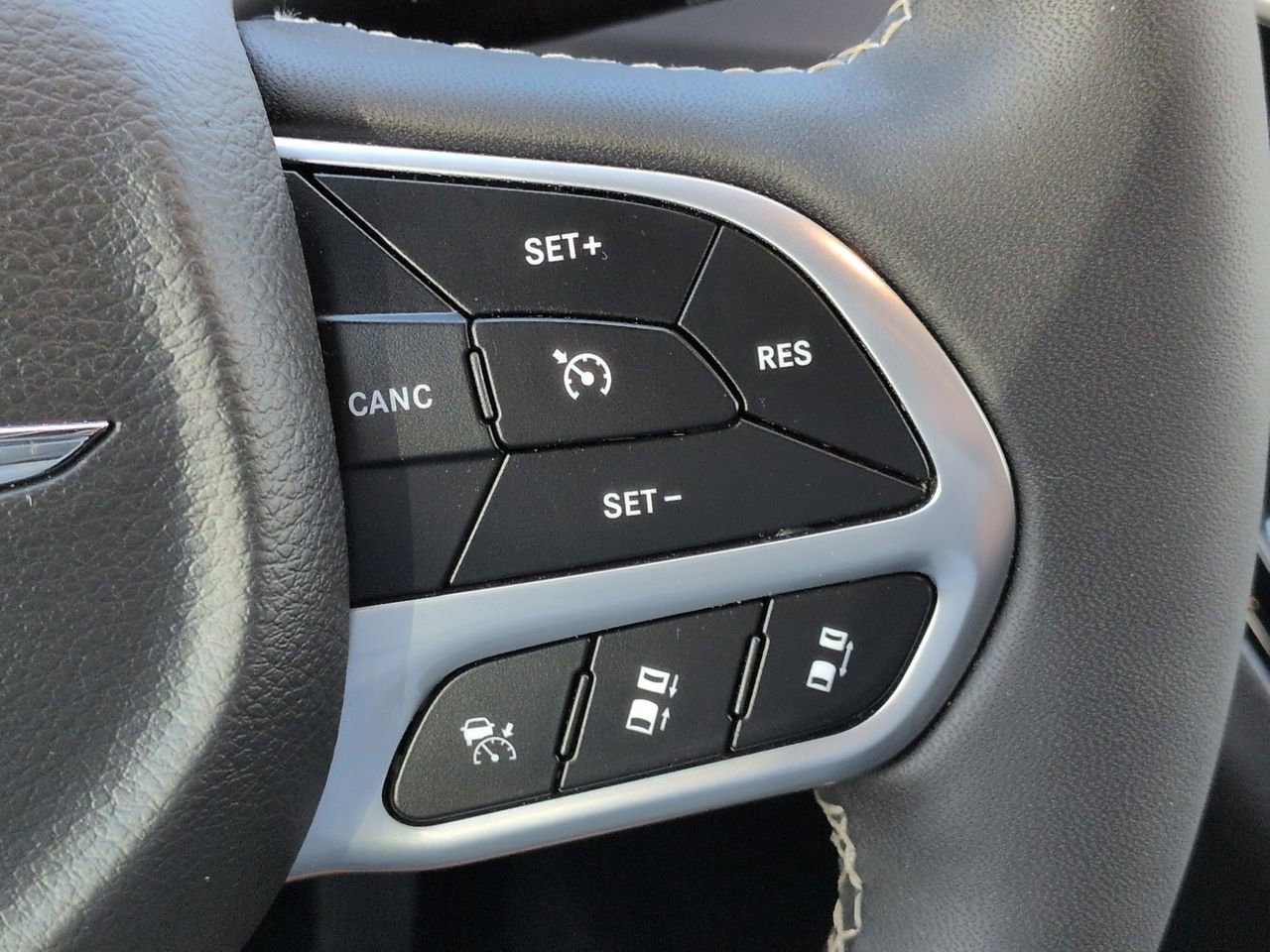 Used 2026 Chrysler Pacifica Select FWD image 26