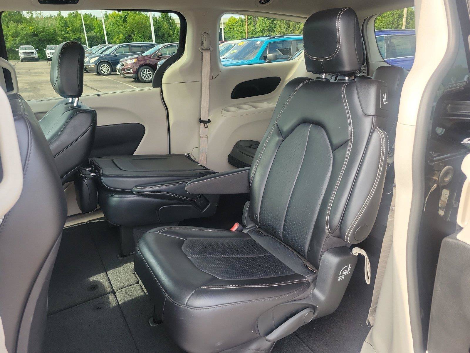 Used 2024 Chrysler Pacifica Touring-L FWD image 14