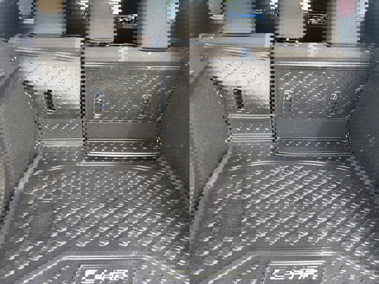 Used 2020 Toyota C-HR XLE image 33