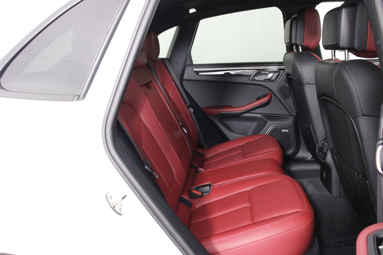 Certified 2022 Porsche Macan AWD/4WD image 32