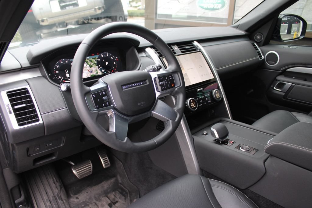 Certified 2025 Land Rover Discovery Dynamic SE AWD/4WD image 4