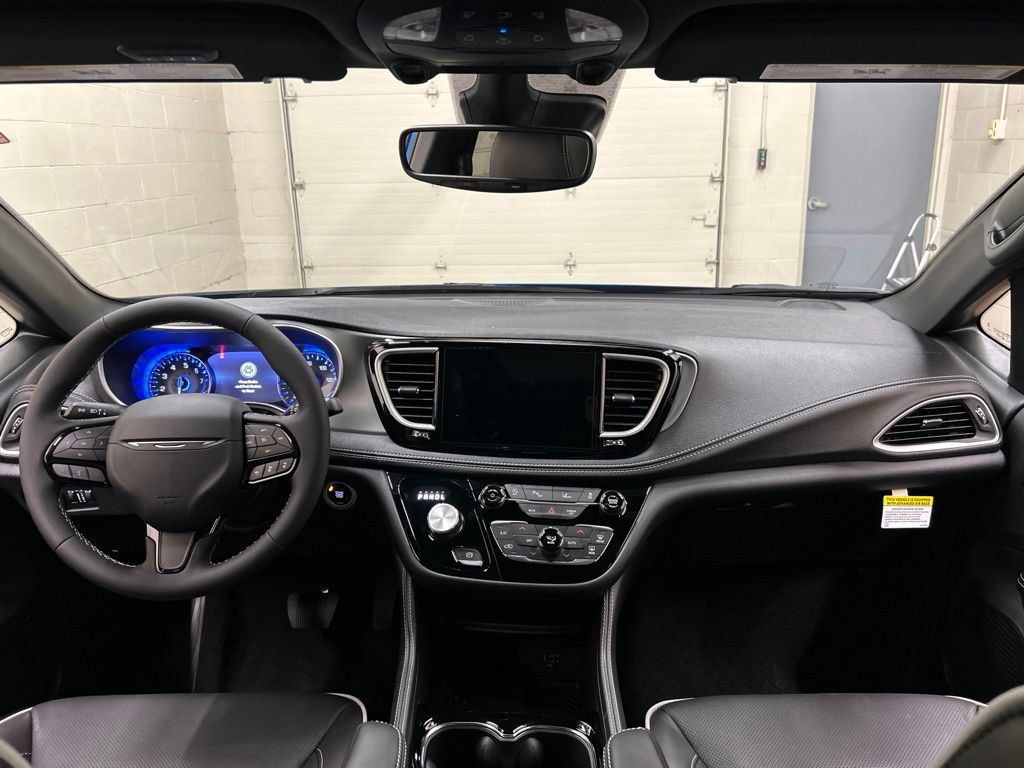 New 2027 Chrysler Pacifica Limited w/ S Appearance Package FWD image 18