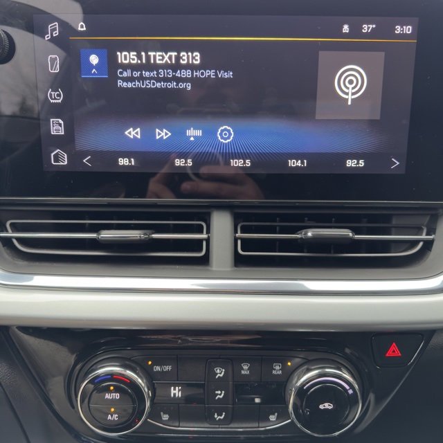 Used 2025 Chevrolet Trax LT w/ LT Convenience Package image 17