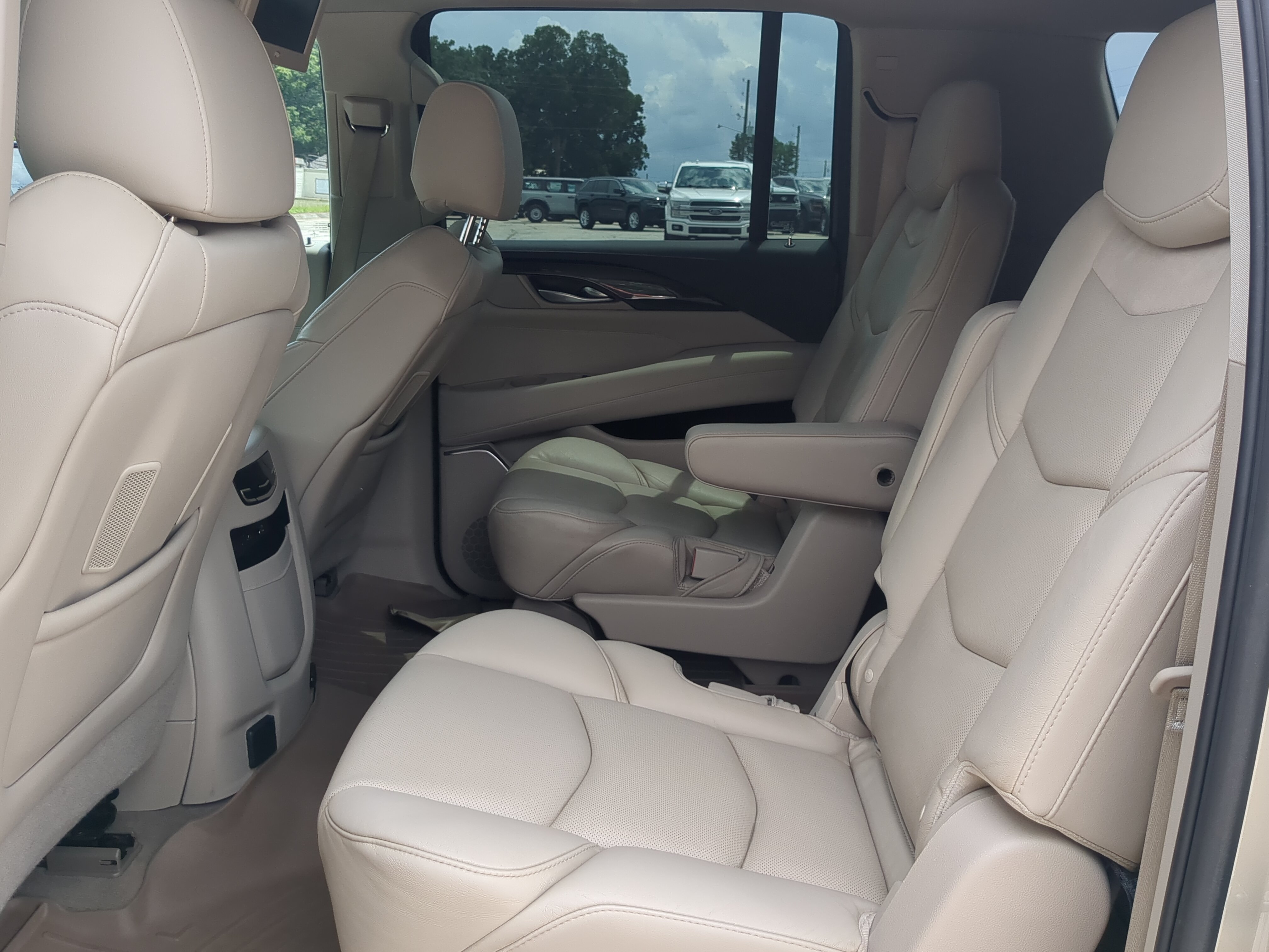 Used 2017 Cadillac Escalade ESV Luxury RWD image 12