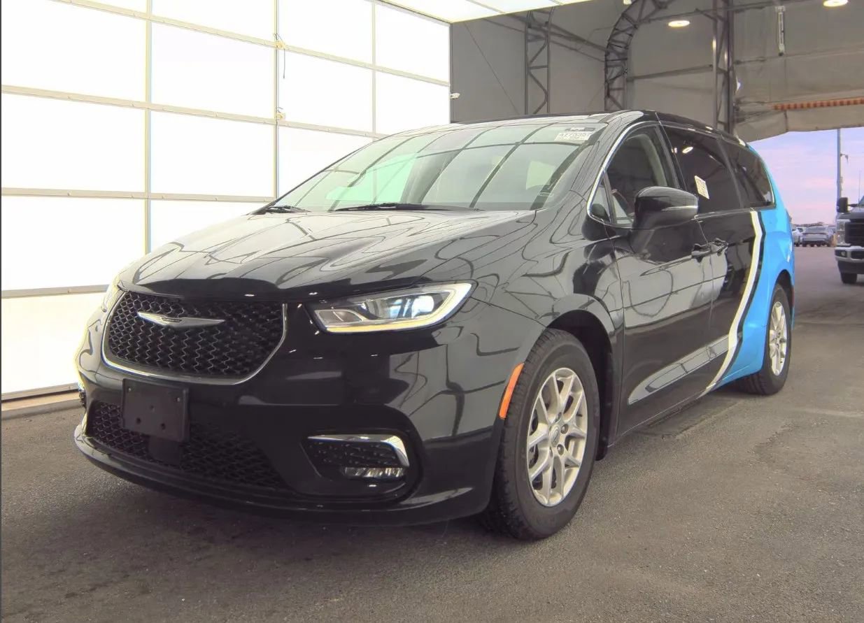 Used 2023 Chrysler Pacifica Touring-L FWD image 2