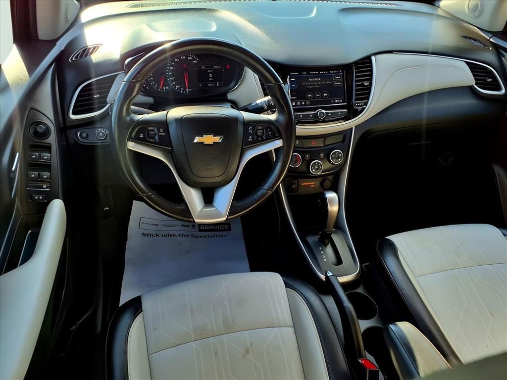 Used 2022 Chevrolet Trax LT w/ LT Convenience Package image 8