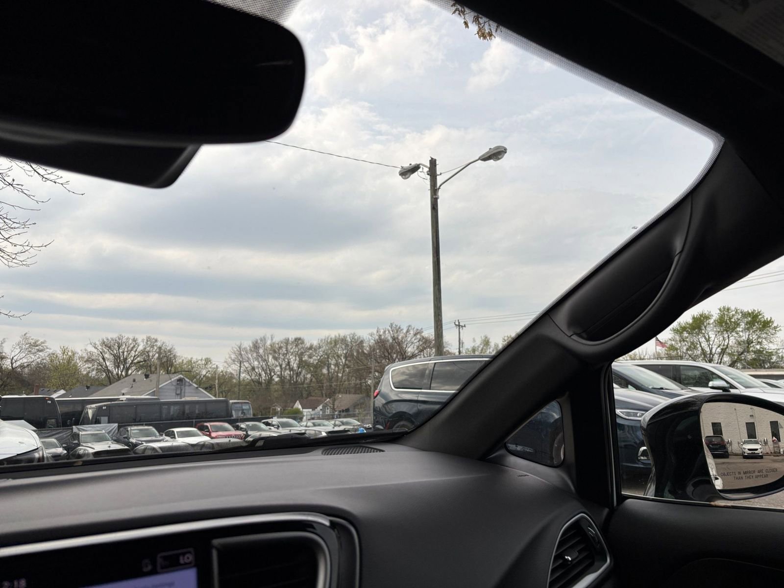 Used 2025 Chrysler Pacifica Select image 38