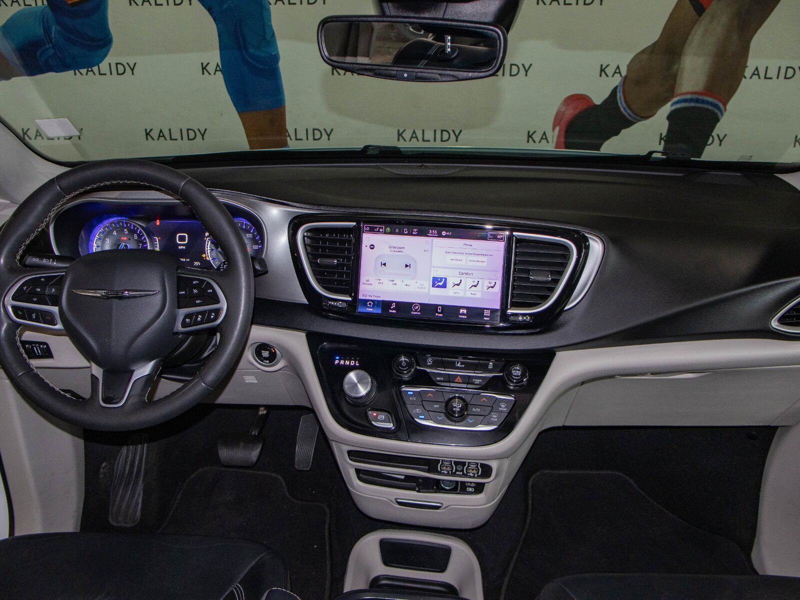 Used 2022 Chrysler Pacifica Touring-L FWD image 3