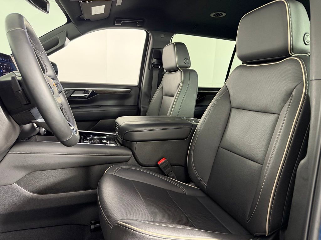 Used 2025 Chevrolet Suburban Premier RWD image 23