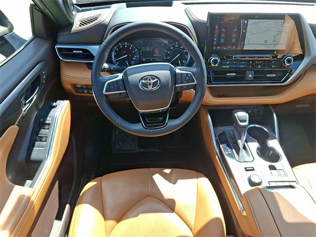 Used 2021 Toyota Highlander Platinum image 11