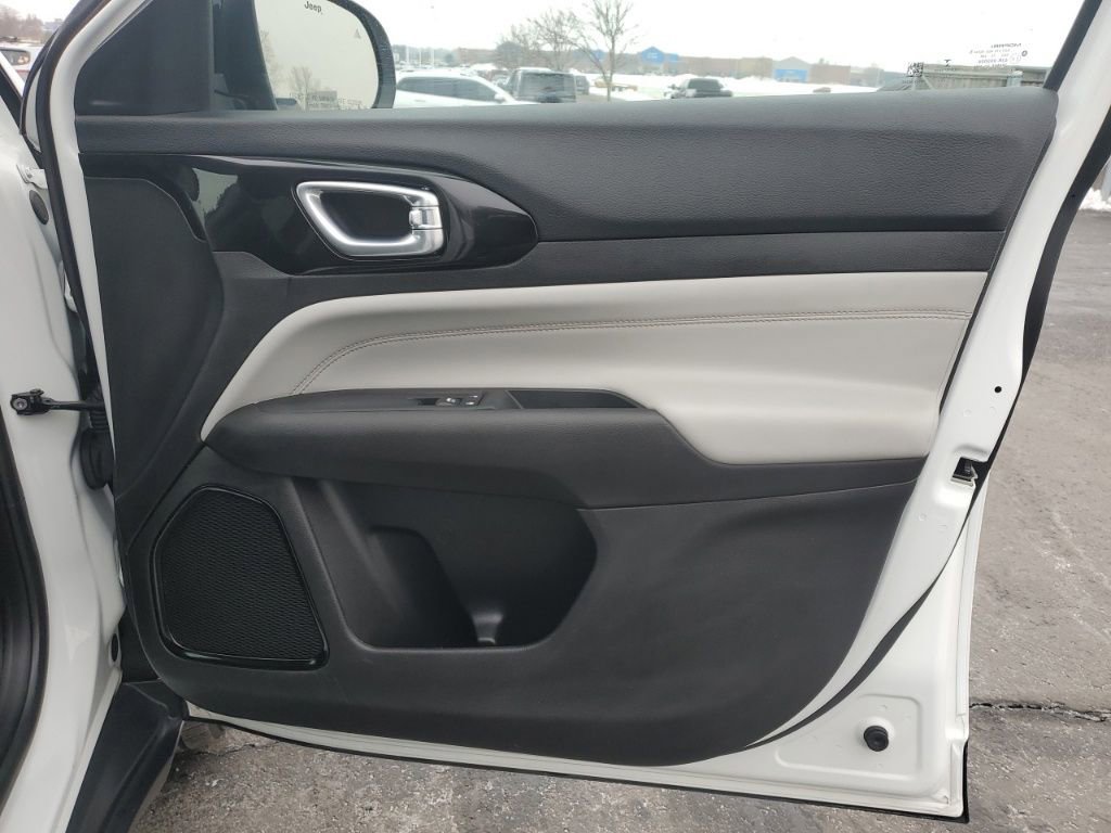 Used 2022 Jeep Compass Limited image 30