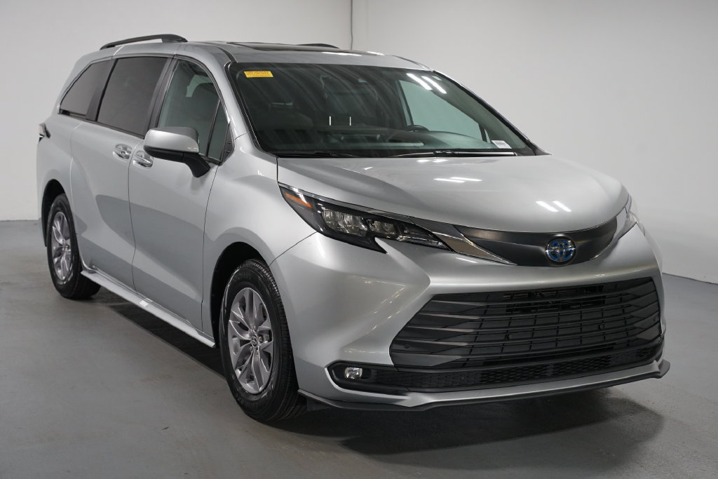 Certified 2025 Toyota Sienna XLE FWD image 3