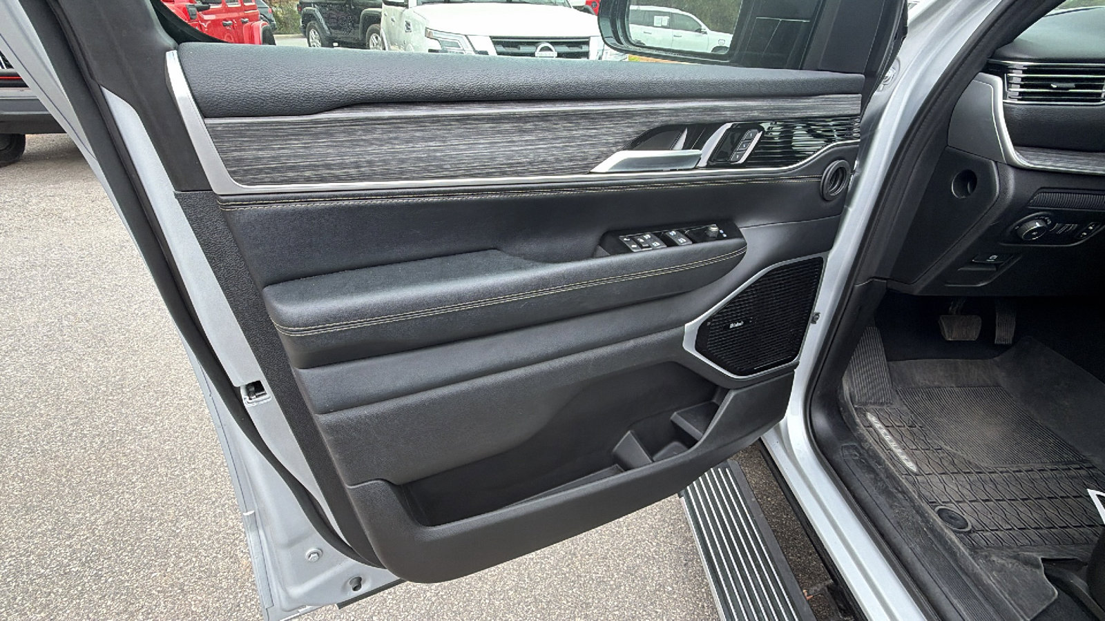 Used 2024 Jeep Wagoneer Series III w/ Premium Group I image 15