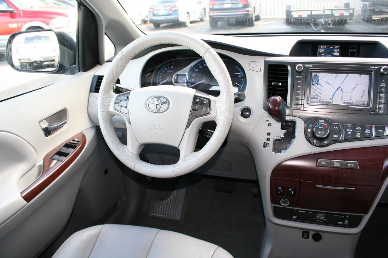 Used 2014 Toyota Sienna XLE image 11