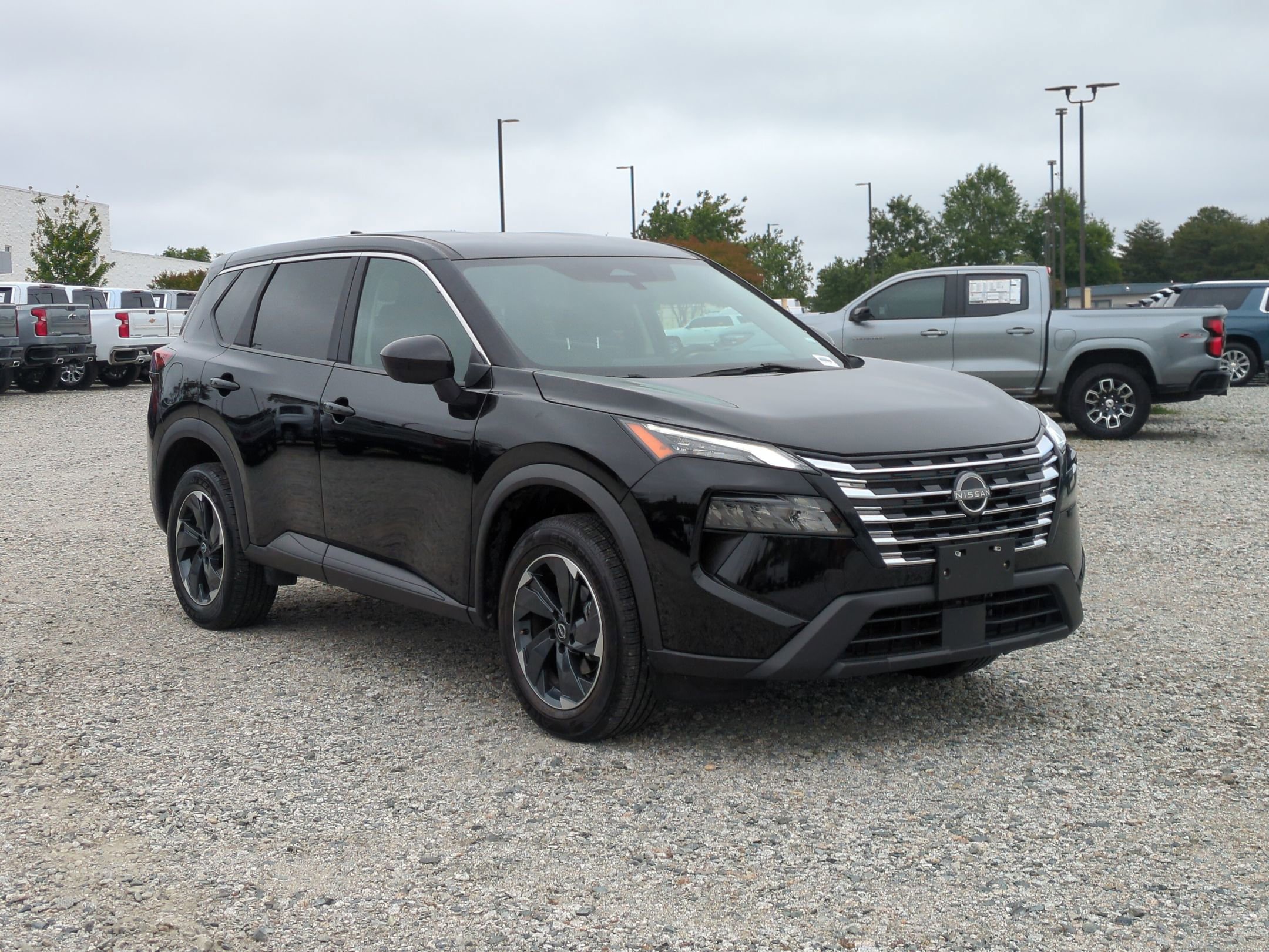 Used 2024 Nissan Rogue SV AWD/4WD image 2