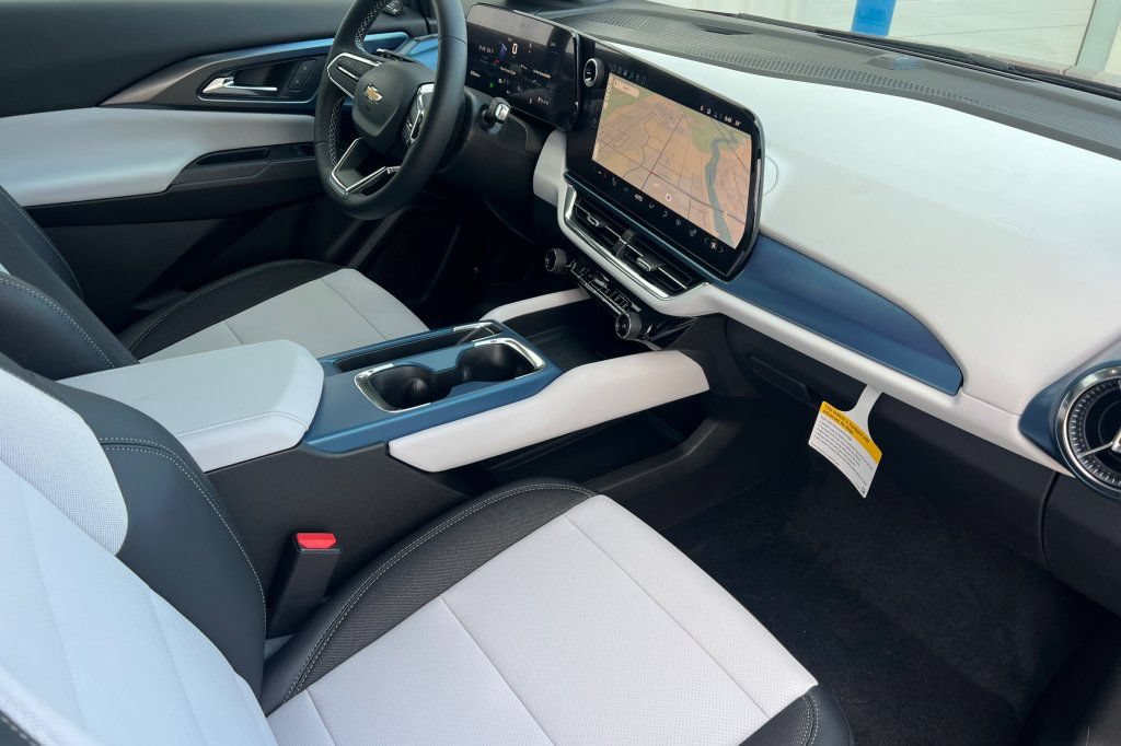New 2026 Chevrolet Equinox EV LT AWD/4WD image 13