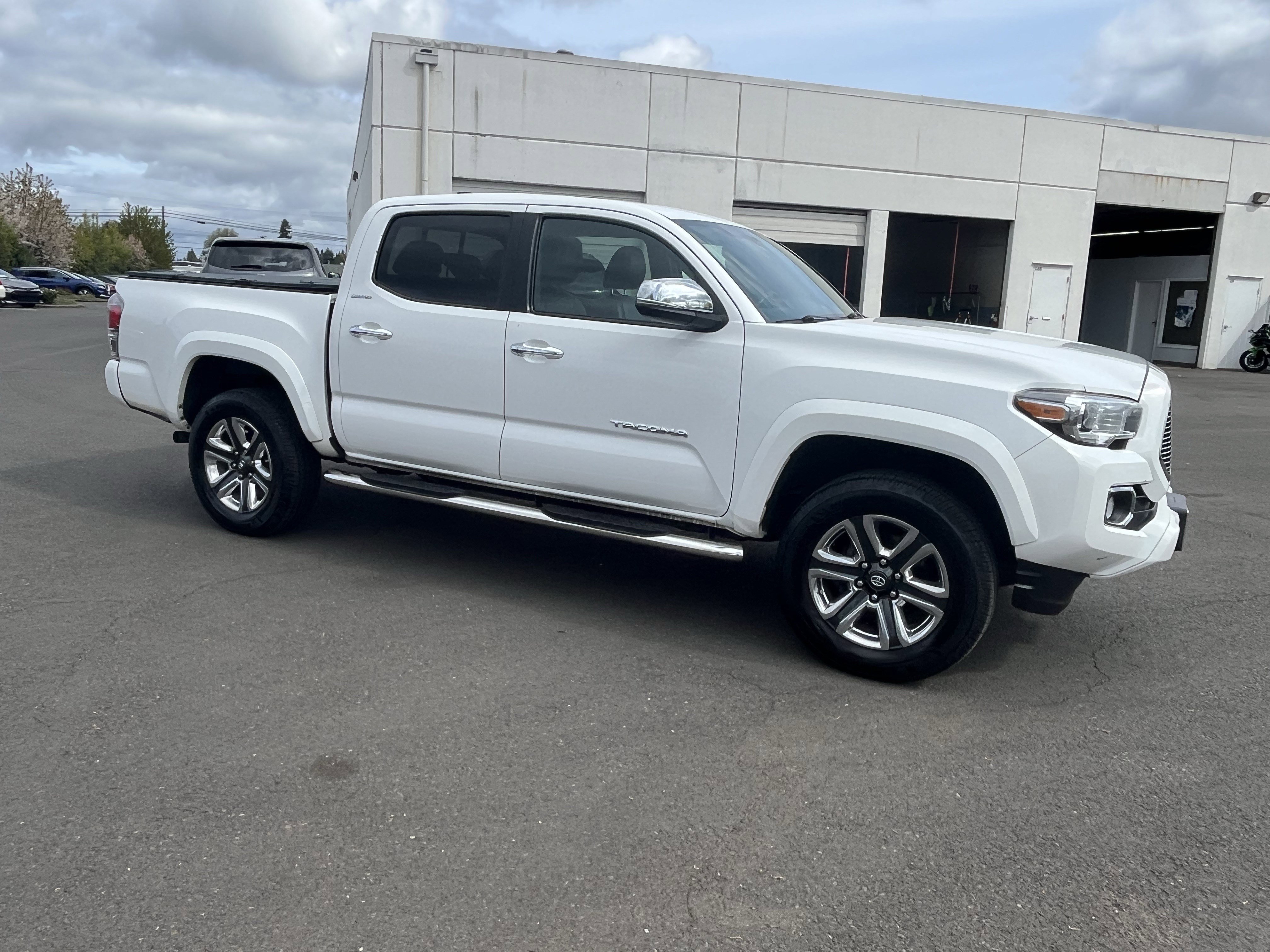 Used 2016 Toyota Tacoma Limited w/ Towing Package RWD image 7