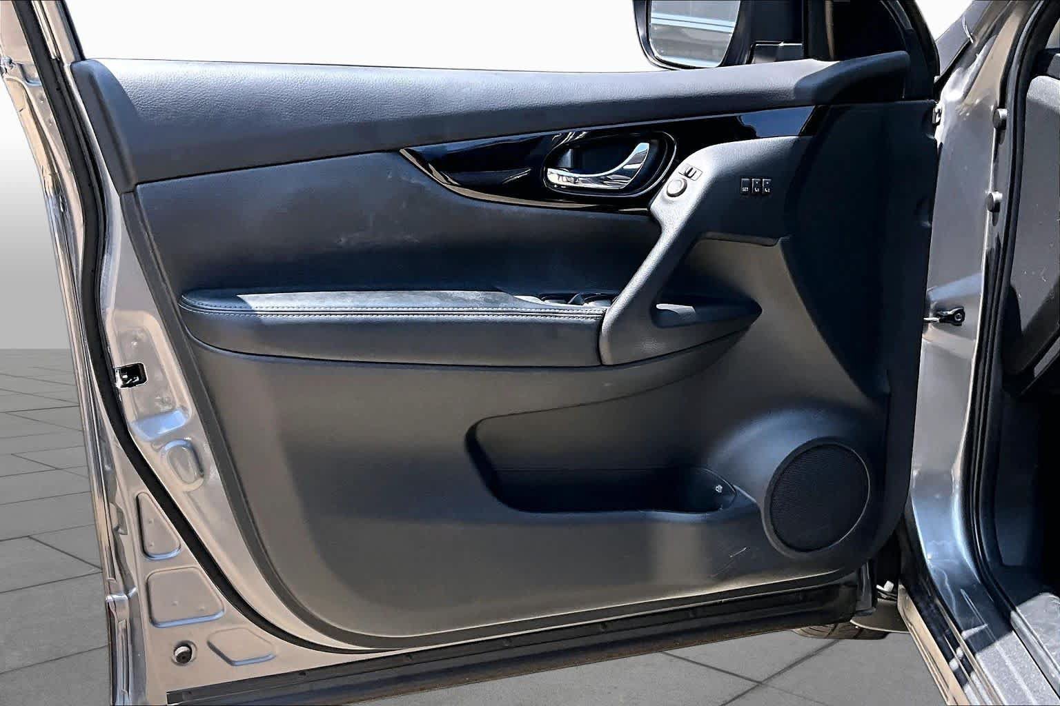 Used 2021 Nissan Rogue Sport SV w/ Technology Package FWD image 21