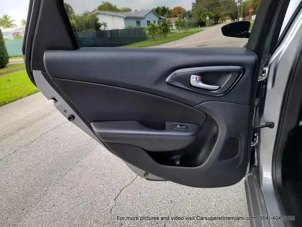 Used 2015 Chrysler 200 S FWD image 34